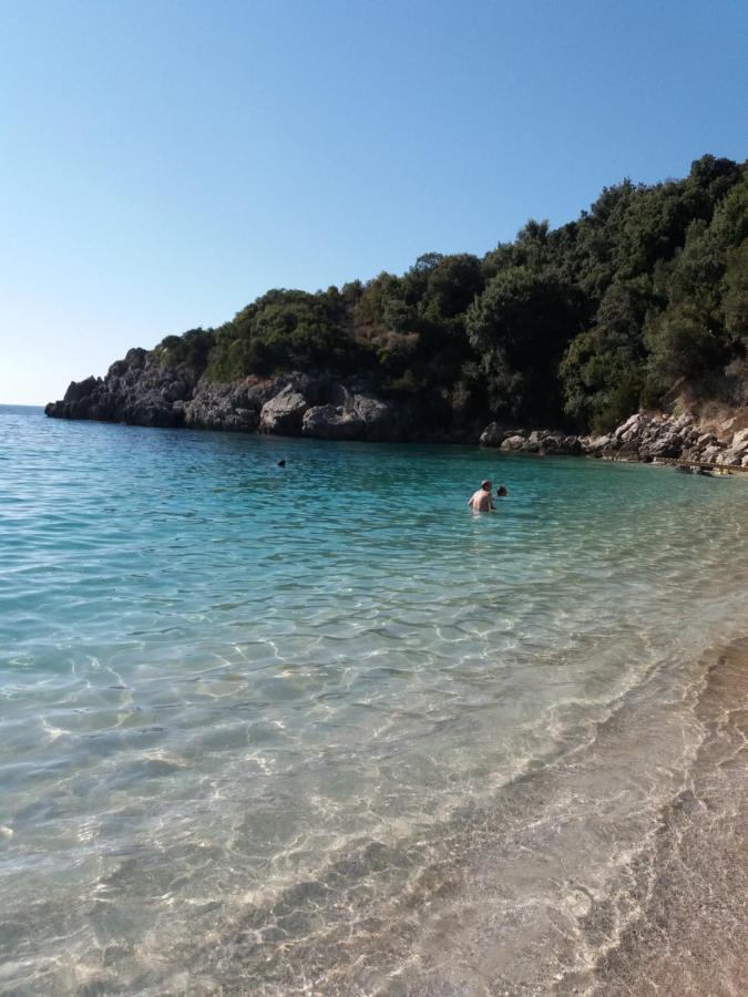Theros Blu Sarakiniko (Epirus) Bagian luar foto